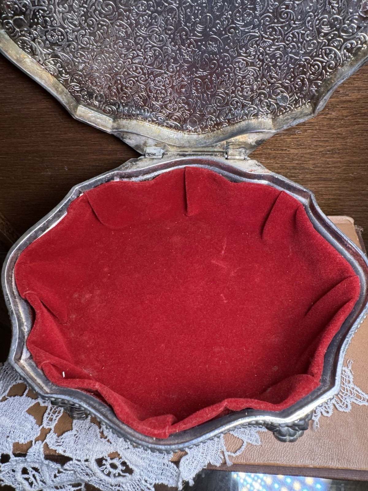 Vintage International Silver Company Coat Of Arms Jewelry Box w/ Red Velvet 