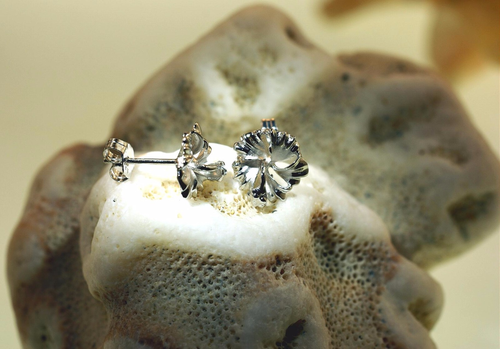 10MM-15MM RHODIUM PLATED 925 STER SILVER HAWAIIAN HIBISCUS FLOWER STUD EARRINGS