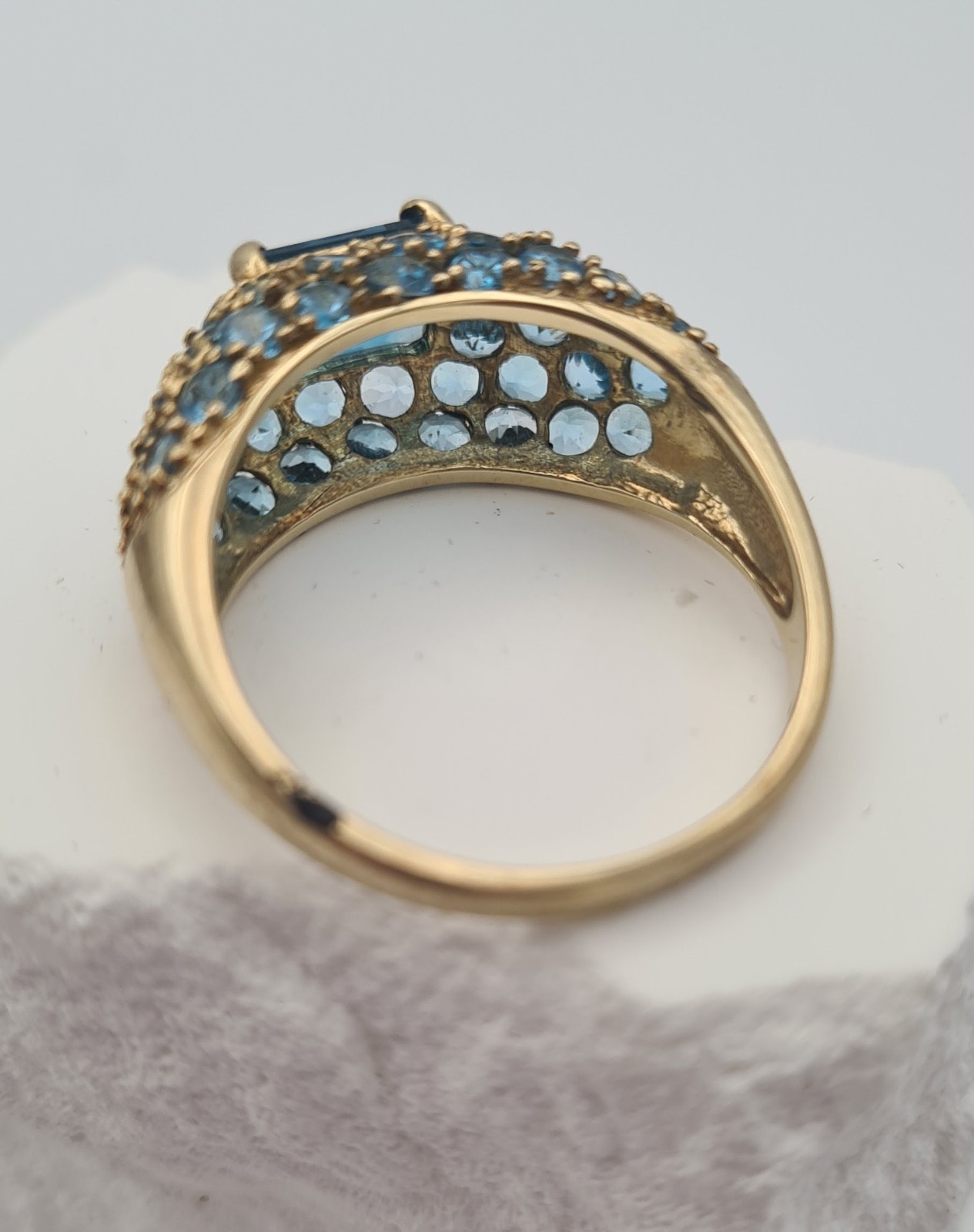 Elegant 375 Yellow Gold Blue Topaz Trim Ring