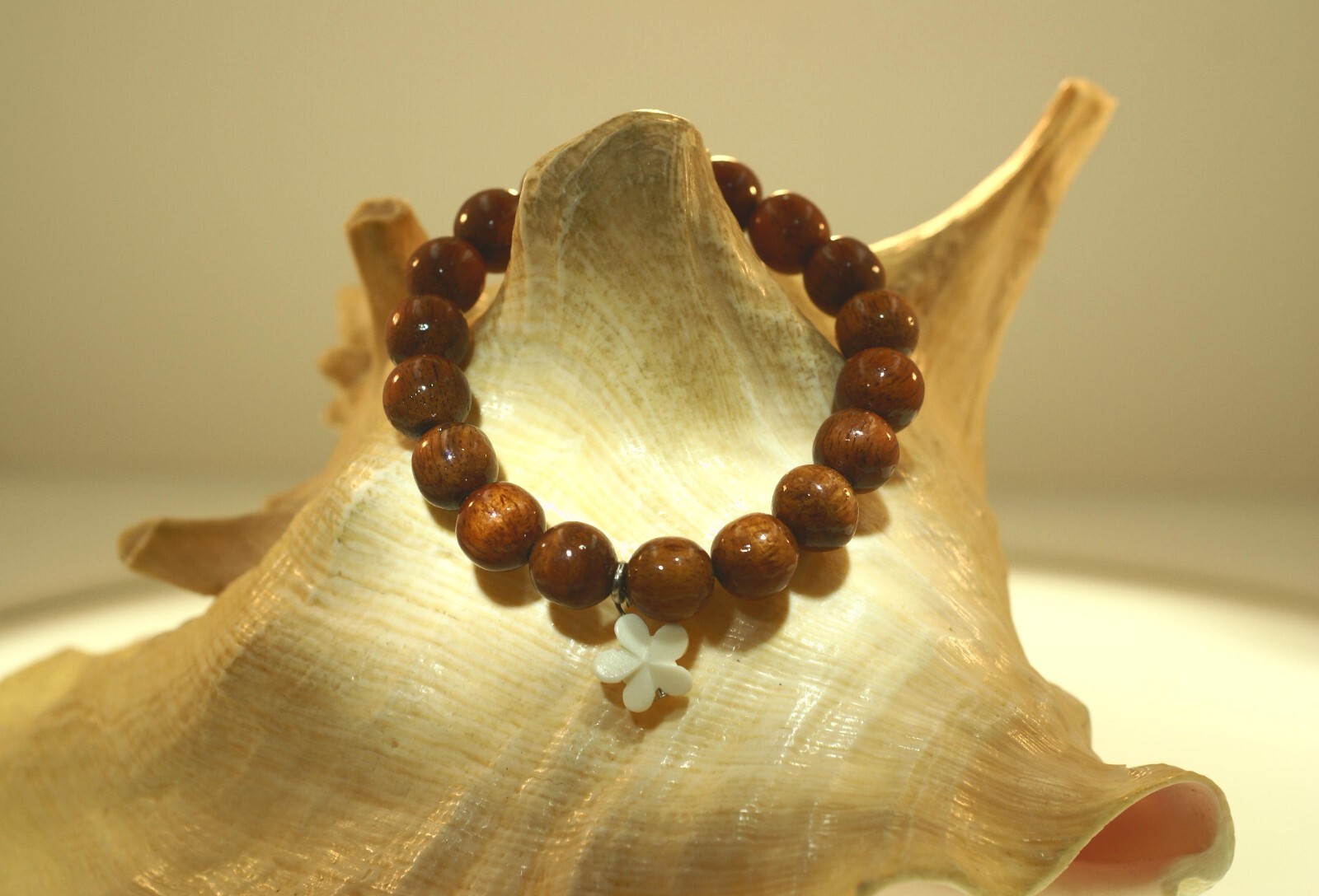 10MM HAWAIIAN KOA WOOD ROUND BALL BEAD & CARABAO BONE PLUMERIA STRETCH BRACELET