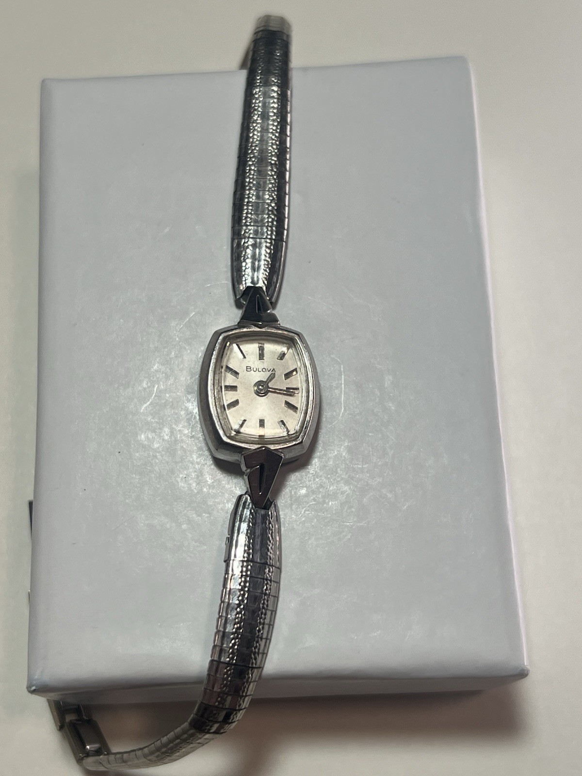 Bulova Vintage Women’s Dress Watch Manual Wind Tonneau Silver 17J