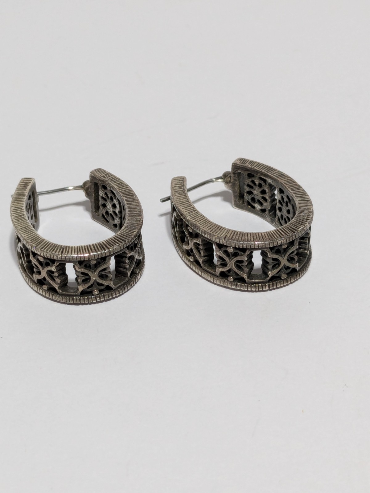 Silver Tone Oval Hoop Filigree Style Earrings 1″. Push Lock Closure. Textured.