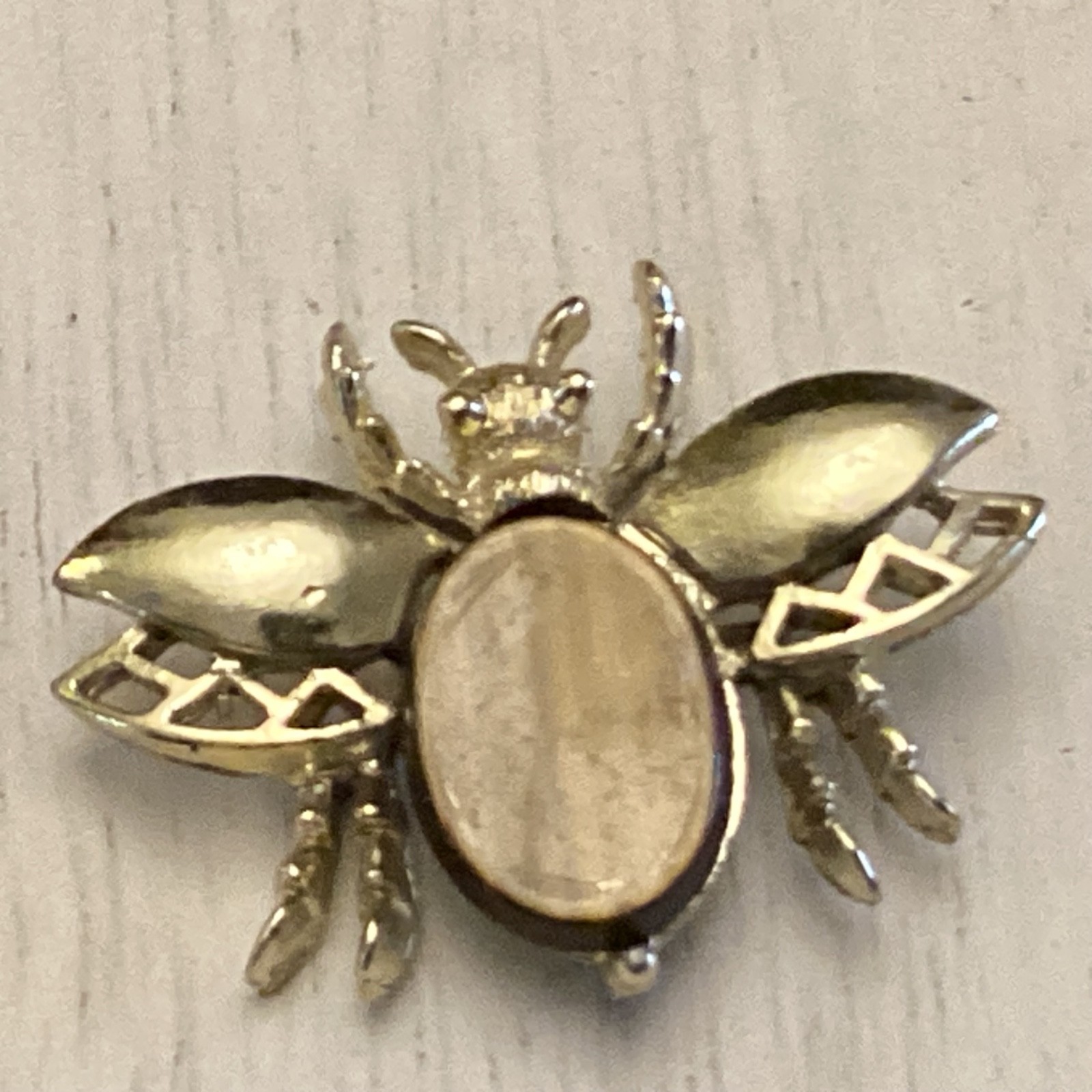 Vintage Estate Goldtone & Wood Grain Design Flat Cab Bead Bee Brooch