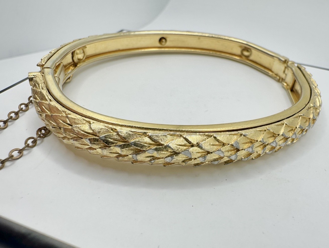 VTG Gold Tone Hinge Bangle Snake Skin Textured Bracelet Unsigned Estate MCM Read