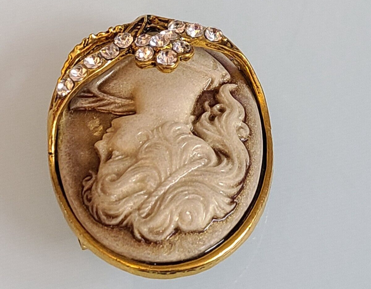 GORGEOUS 1 1/2 INCH DIMENSIONAL RESIN RHINESTONE CAMEO FLOWERS BROOCH PIN WOW