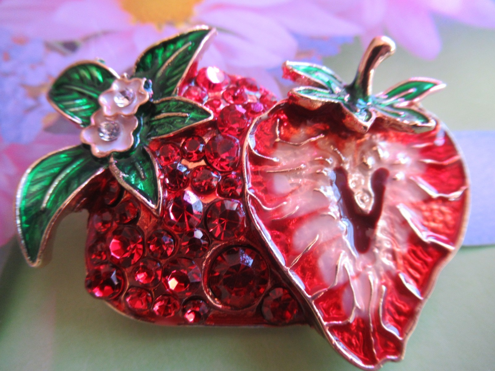 LOVEY RED CRYSTAL & ENAMEL FRUIT STRAWBERRIES SLICED STRAWBERRY BROOCH NEW