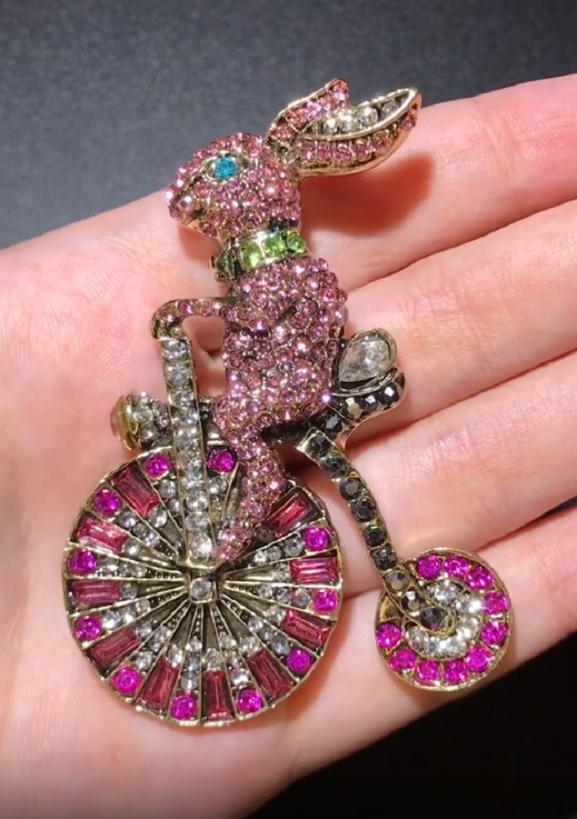 Riding Bike Rabbit Brooch Fashion Rhinestone Party Animal Pin Women Jewelry Gift