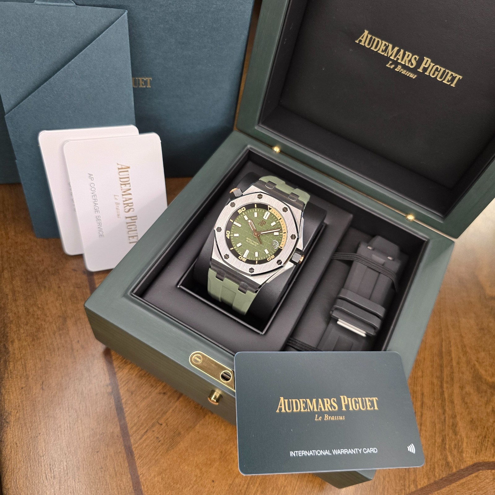 AUDEMARS PIGUET ROYAL OAK OFFSHORE DIVER KHAKI DIVER 15720ST 42MM WARRANTY B&P