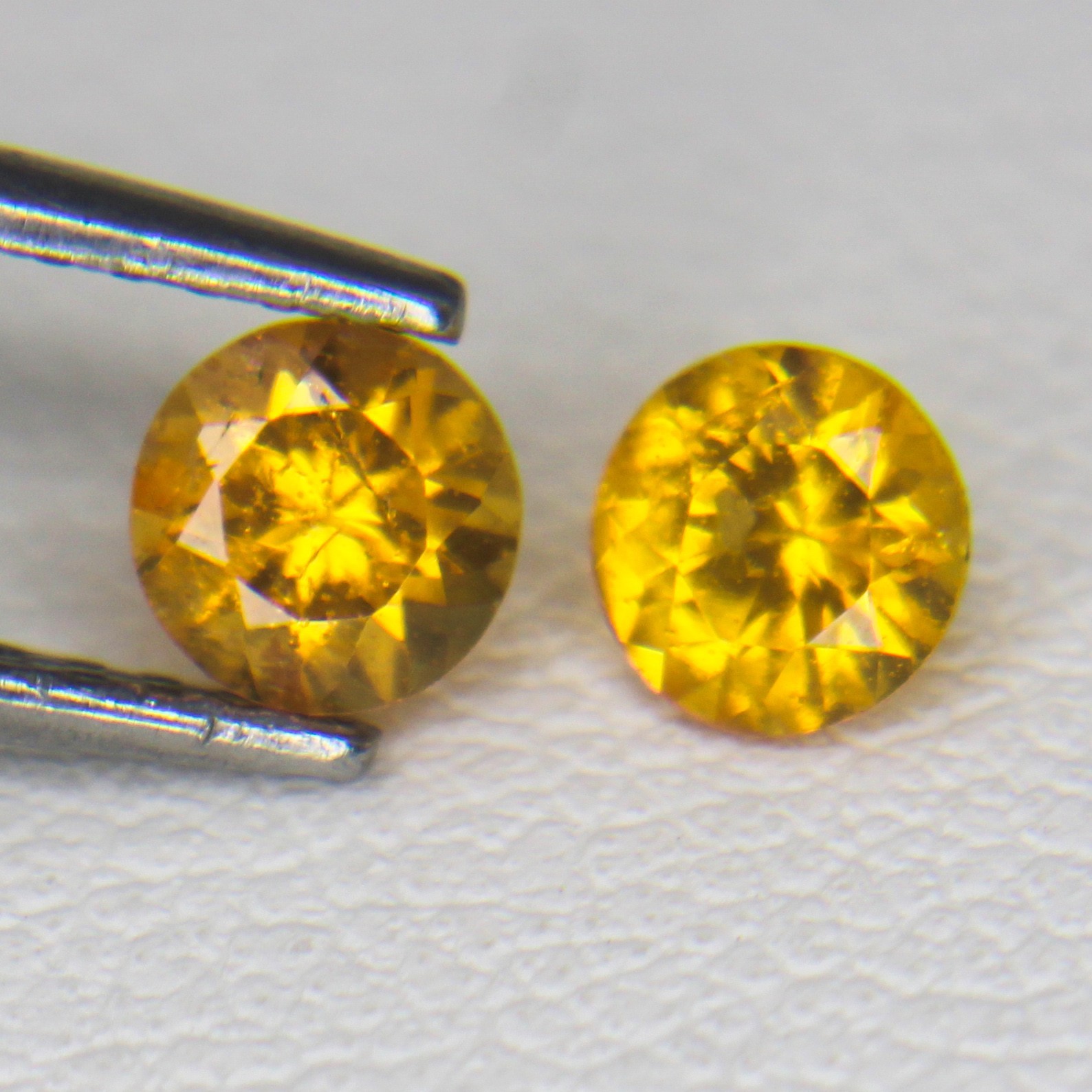Natural Faceted Orange Garnet Pair In Round Shape 0.60 Carats 4x4x3 mm Size