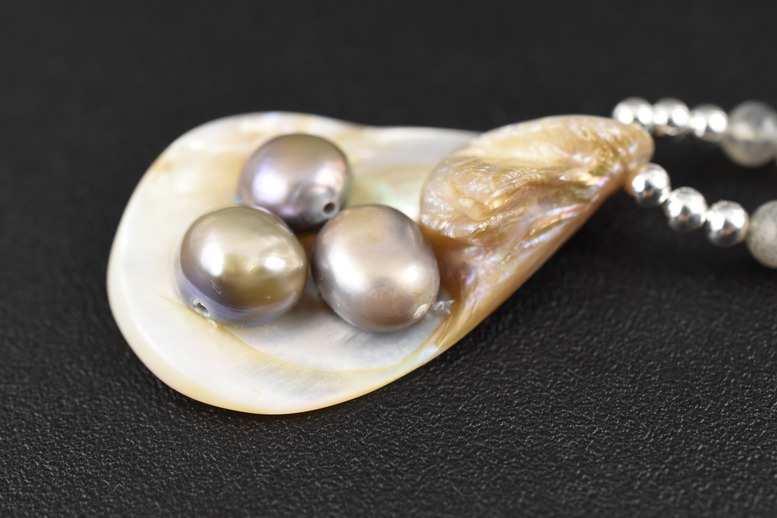Elegant 17-1/2″ Sterling Labrodite Bead Necklace with Mother of Pearl Drop