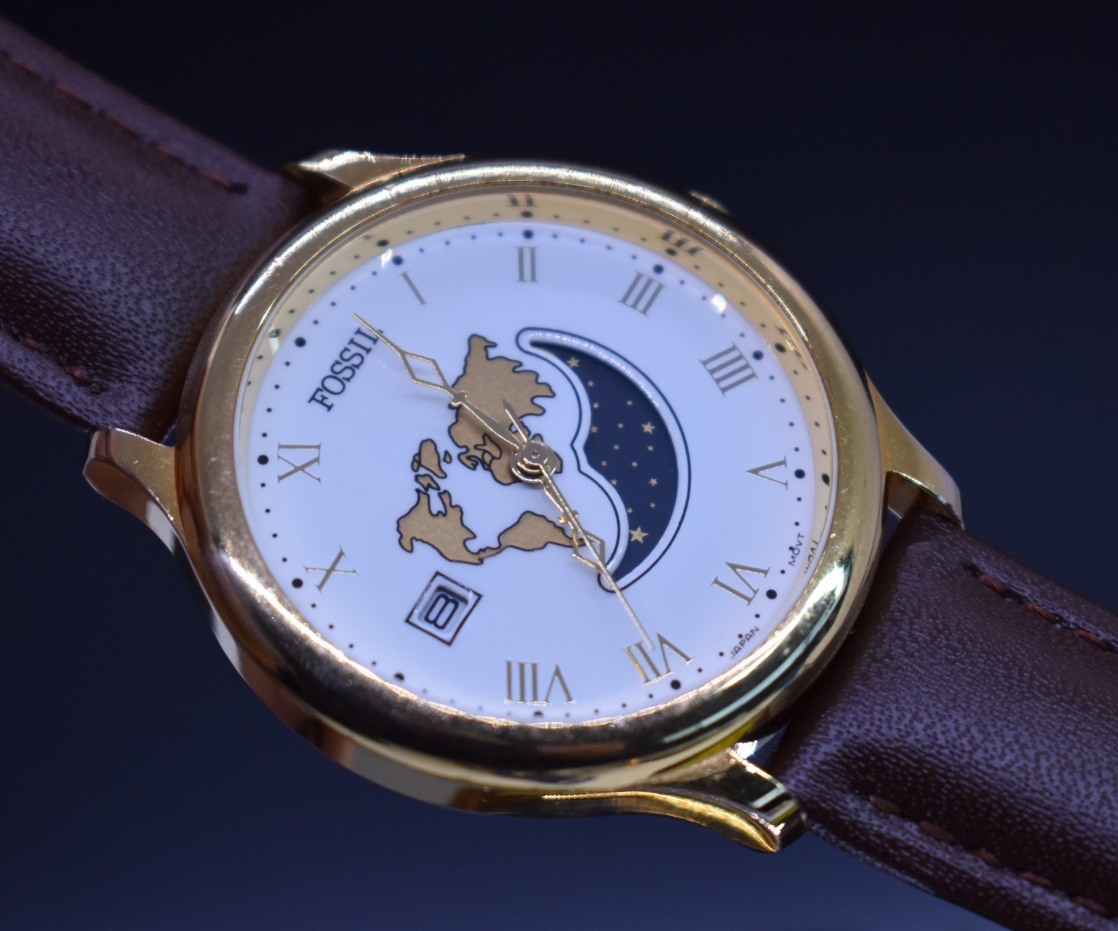 Vtg FOSSIL MOON PHASE World Map Watch 1990’s Roman Numerals Date Dial Gold Tone