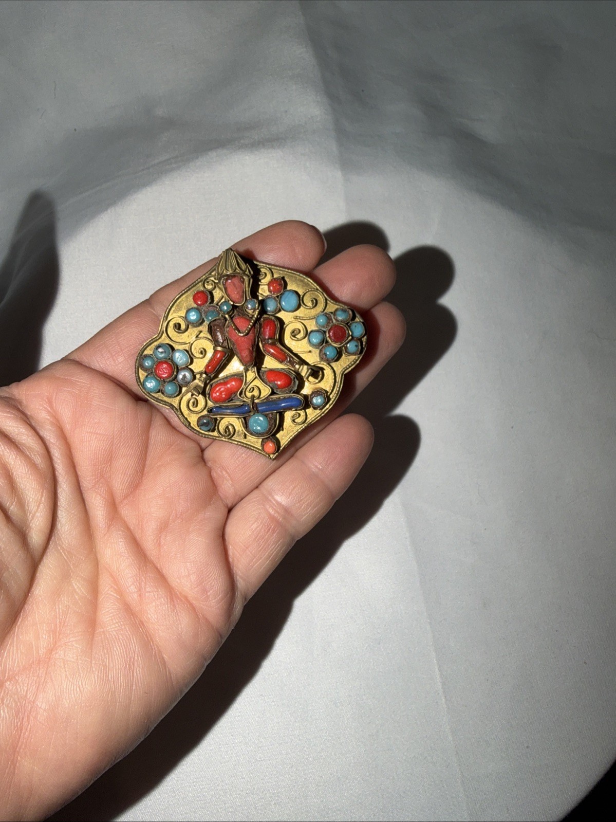 Spilla Tibet Vintage In Ottone E Pietre Corallo E Turchese