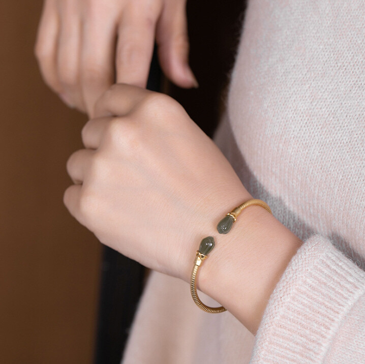 I02 Gold Plated Sterling Silver Green Jade Flowers Bangle