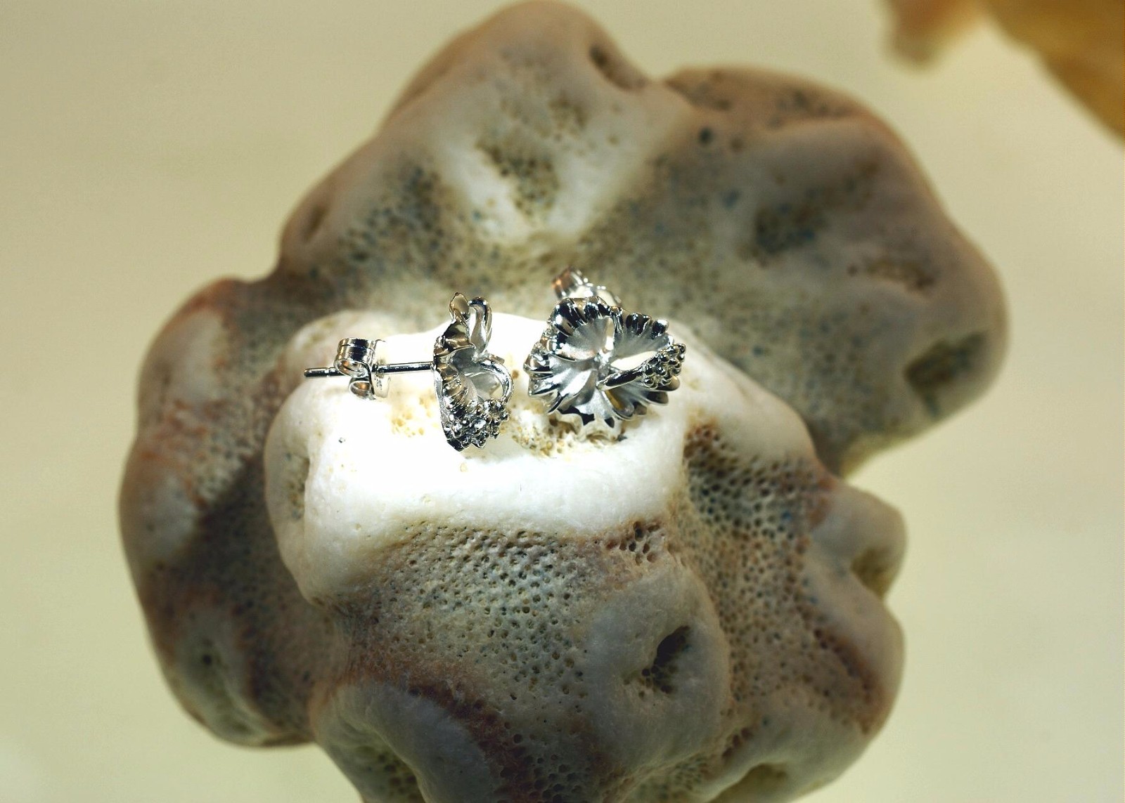 10MM-15MM RHODIUM PLATED 925 STER SILVER HAWAIIAN HIBISCUS FLOWER STUD EARRINGS