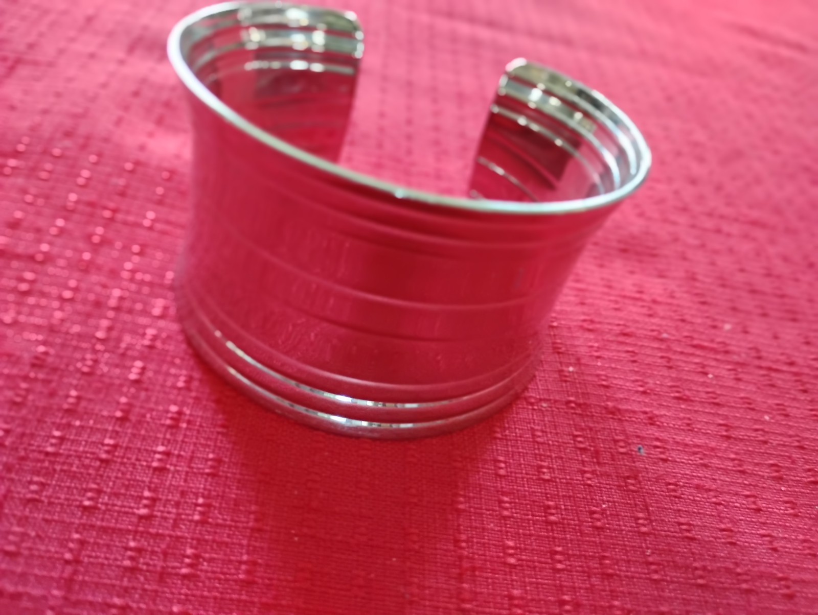 VTG 1970’s CUFF BRACELET-2″WIDE-GLEAMING SILVER TONE STATEMENT PIECE-ONE SZ ALL