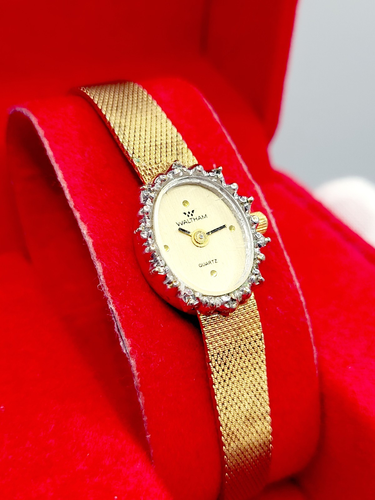 Waltham Ladies Watch Quartz 1990 Vintage Gold Tone Diamond Bezel Mesh Band RUNS