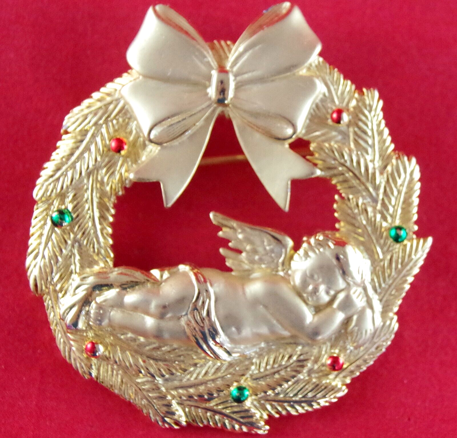 Pretty! EVC VTG c1980’s JJ BIG CHRISTMAS WREATH SLEEPING CHERUB ANGEL BROOCH PIN