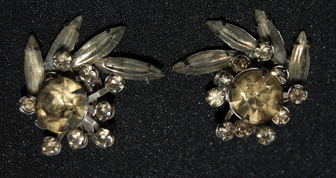 ELEGANT VTG MCM COUTURE GRAY SMOKE CRYSTALS OVAL FAN FLOWER SPRAY CLIP EARRINGS