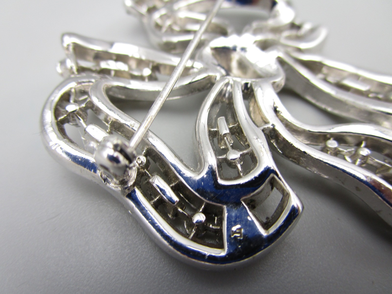 BEAUTIFUL EARLY UNSIGNED EARLY BOUCHER SILVERTONE RHINESTONE BOW BROOCH PIN