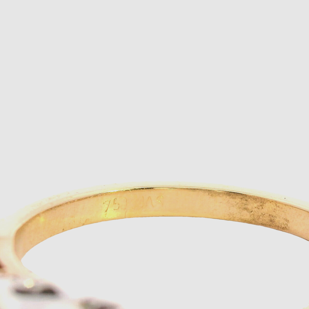 18 ct Yellow and White Gold Diamond Ring, two 0.07ct and a 0.20ct Diamonds