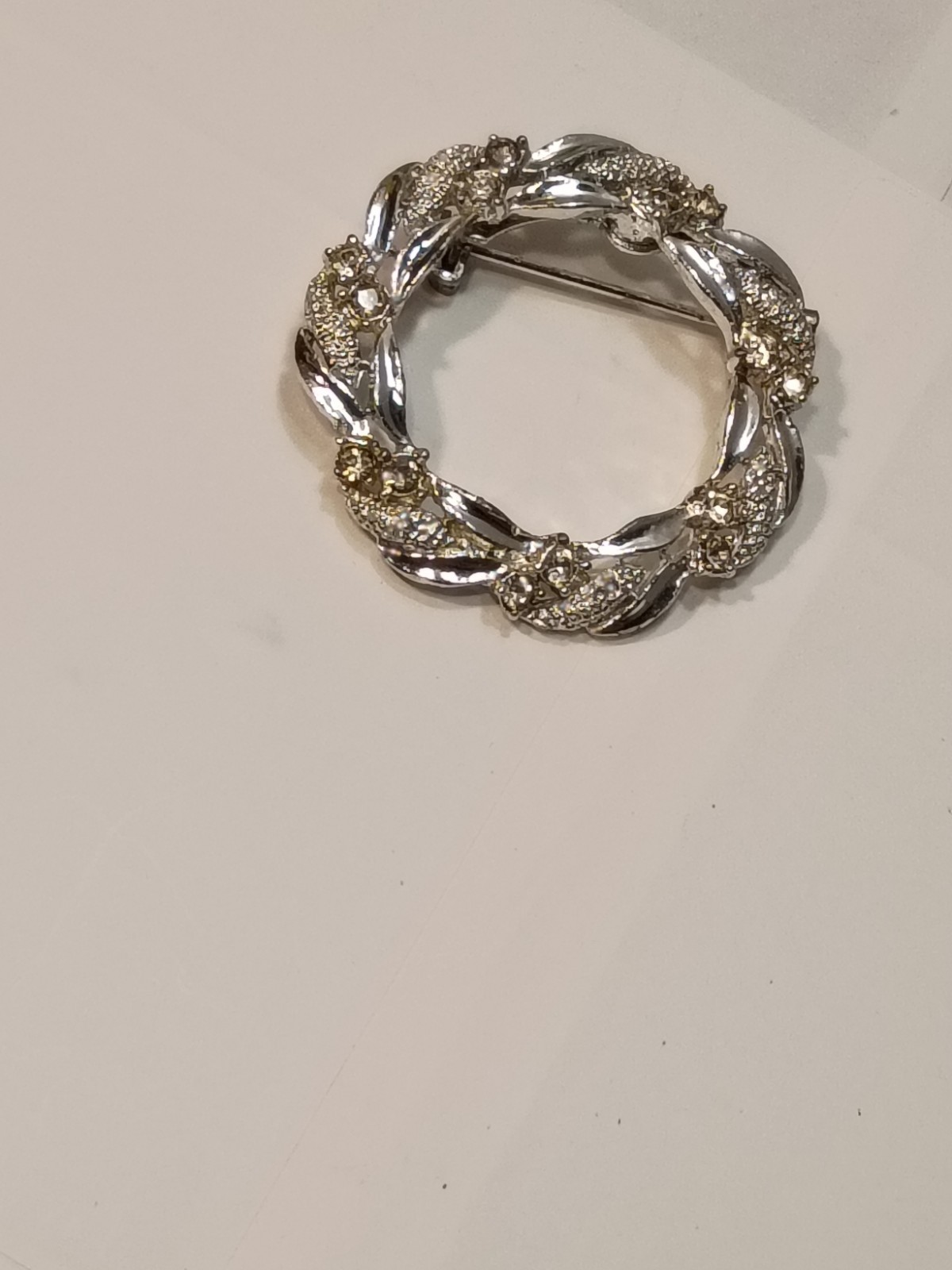 Gerrys Silver Tone Gold Accents Wreath Circle Brooch Pin Metal No Stone