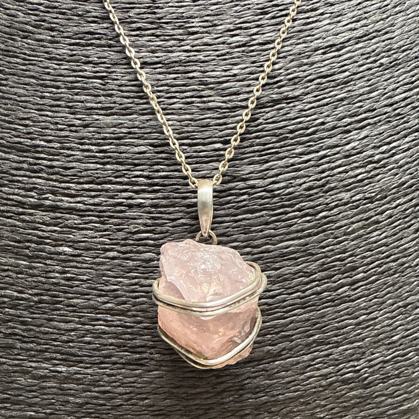 RETRO Rose Quartz Pendant Necklace Silver Tone Chain 46cm/18″ Nugget Wire Wrap