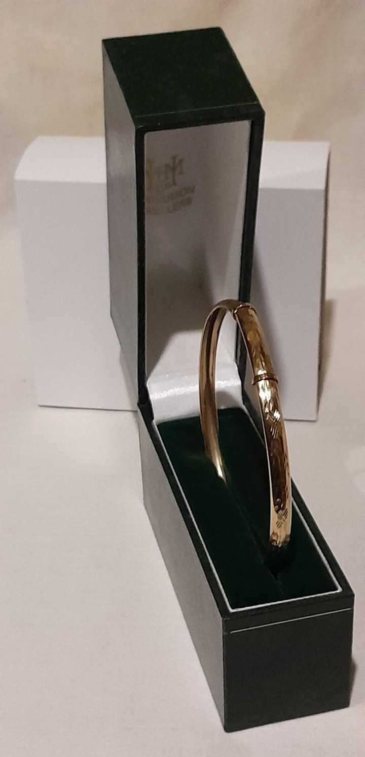 LARGE 9ct Gold ‘ADULT’S EXPANDABLE DIAMOND-CUT’ 8 inch Round BANGLE. 4.90 grams