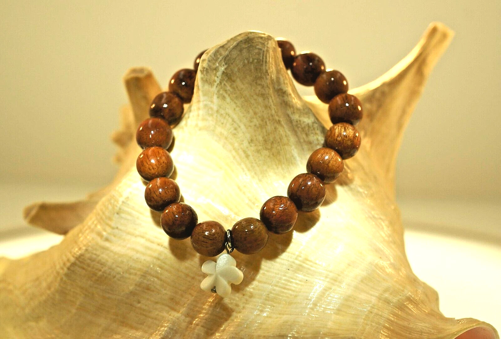 10MM HAWAIIAN KOA WOOD ROUND BALL BEAD & CARABAO BONE PLUMERIA STRETCH BRACELET