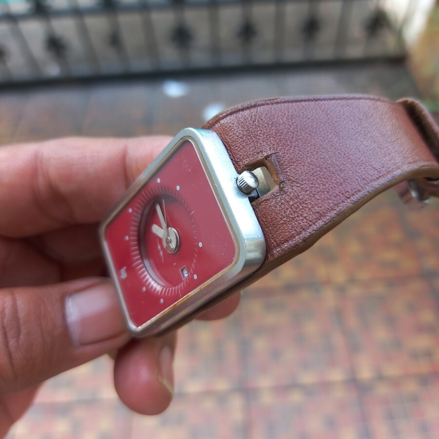 RARE LIP “Fridge” Red Burgundy Roger Tallon Design Quartz Swiss Vintage Watch