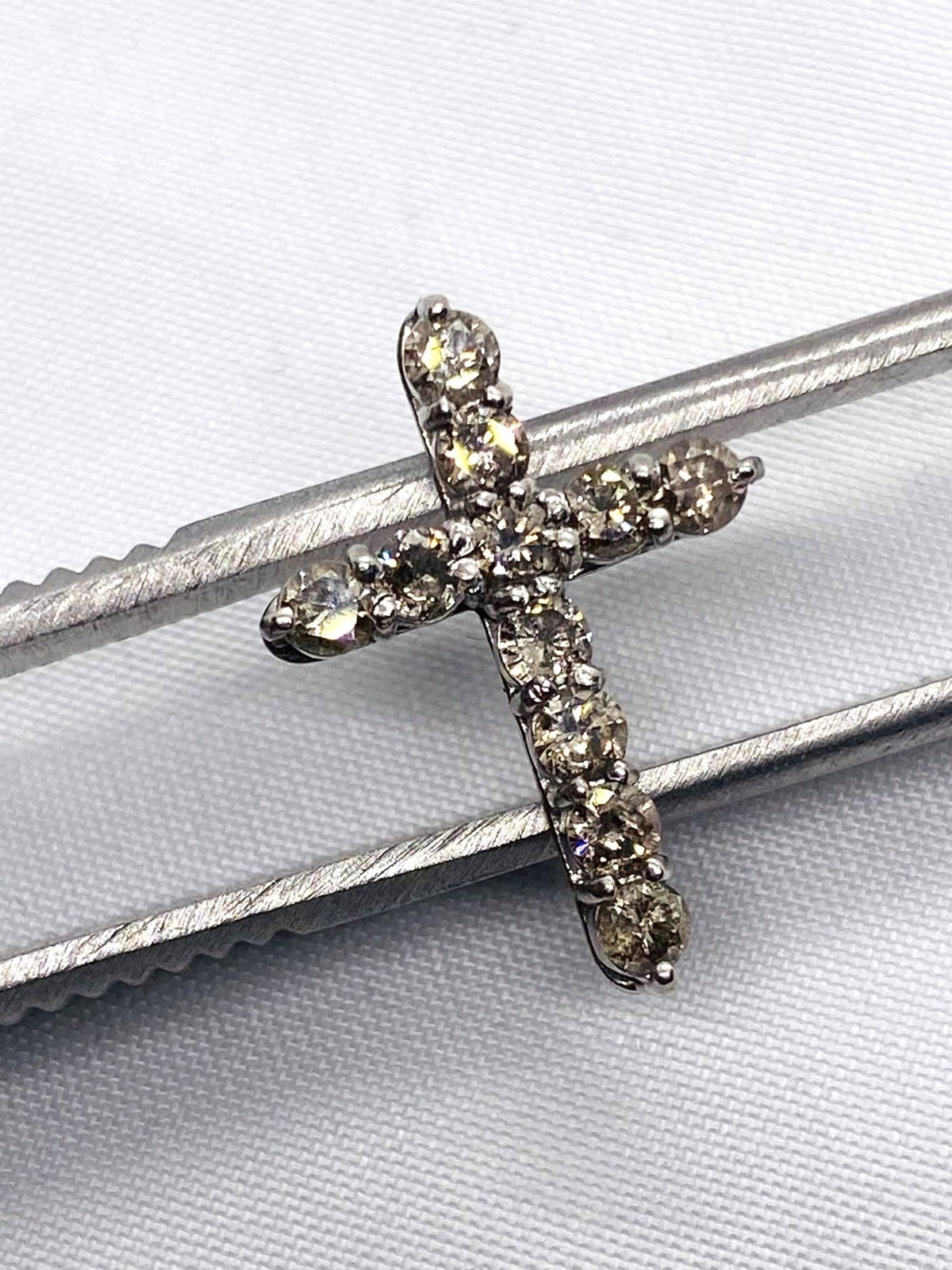Platinum 900 11 Diamond Cross 21 x 15.1mm