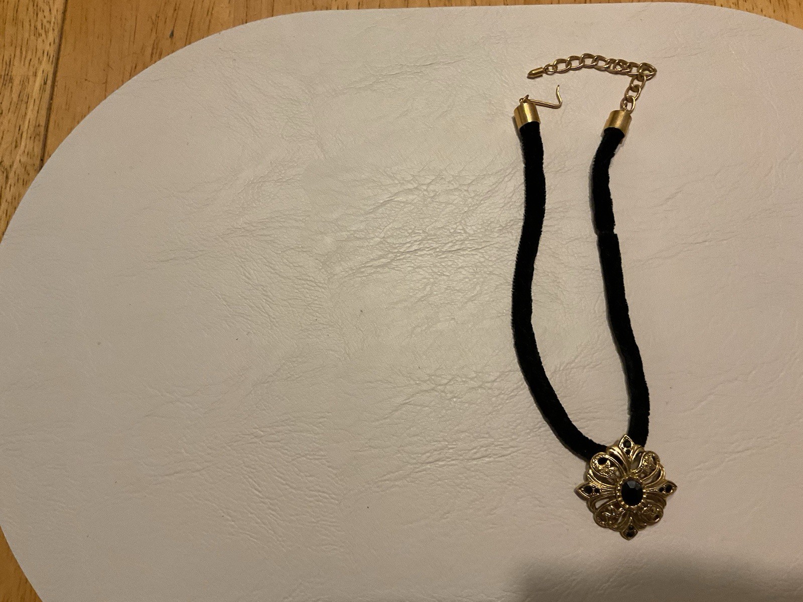 VIMTAGE AVON BLACK AND GOLD TONE NECKLACE CHOKER