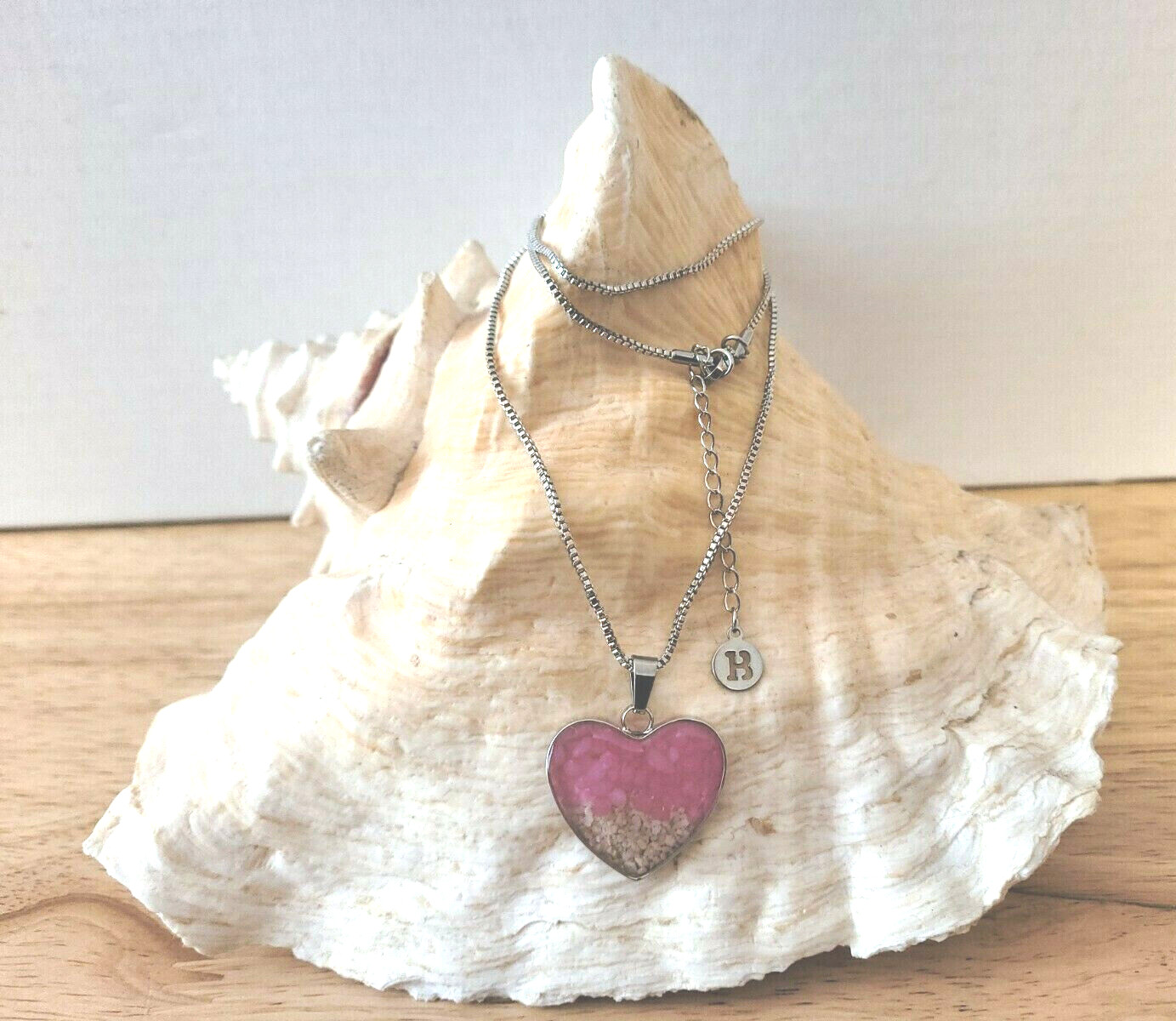 💖PINK PEBBLES WITH WHITE SAND HEART SHAPED PENDANT AND NECKLACE