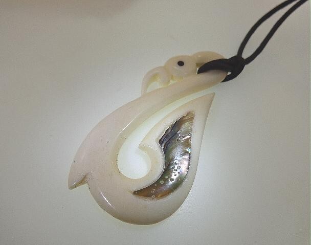 27MM HAND-CARVED MAORI MANAIA WATER BUFFALO BONE PAUA ABALONE FISH HOOK NECKLACE