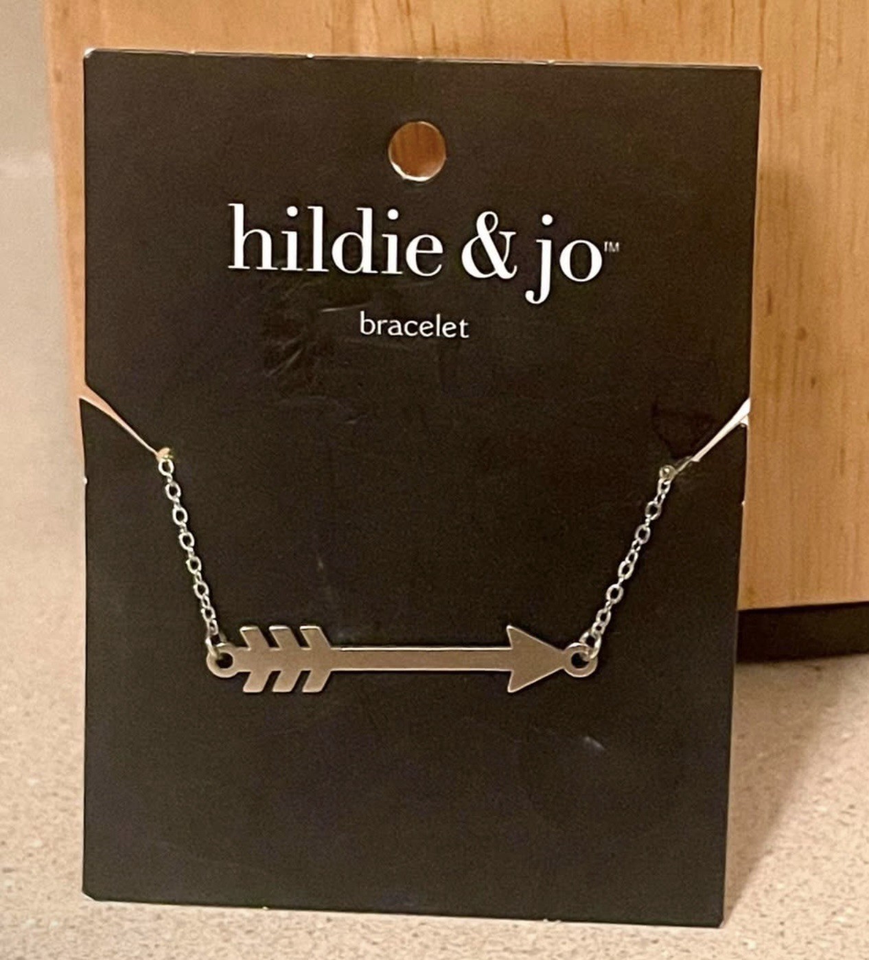 Hildie & Jo silver-toned bracelet featuring an arrow design- 8” L- NEW