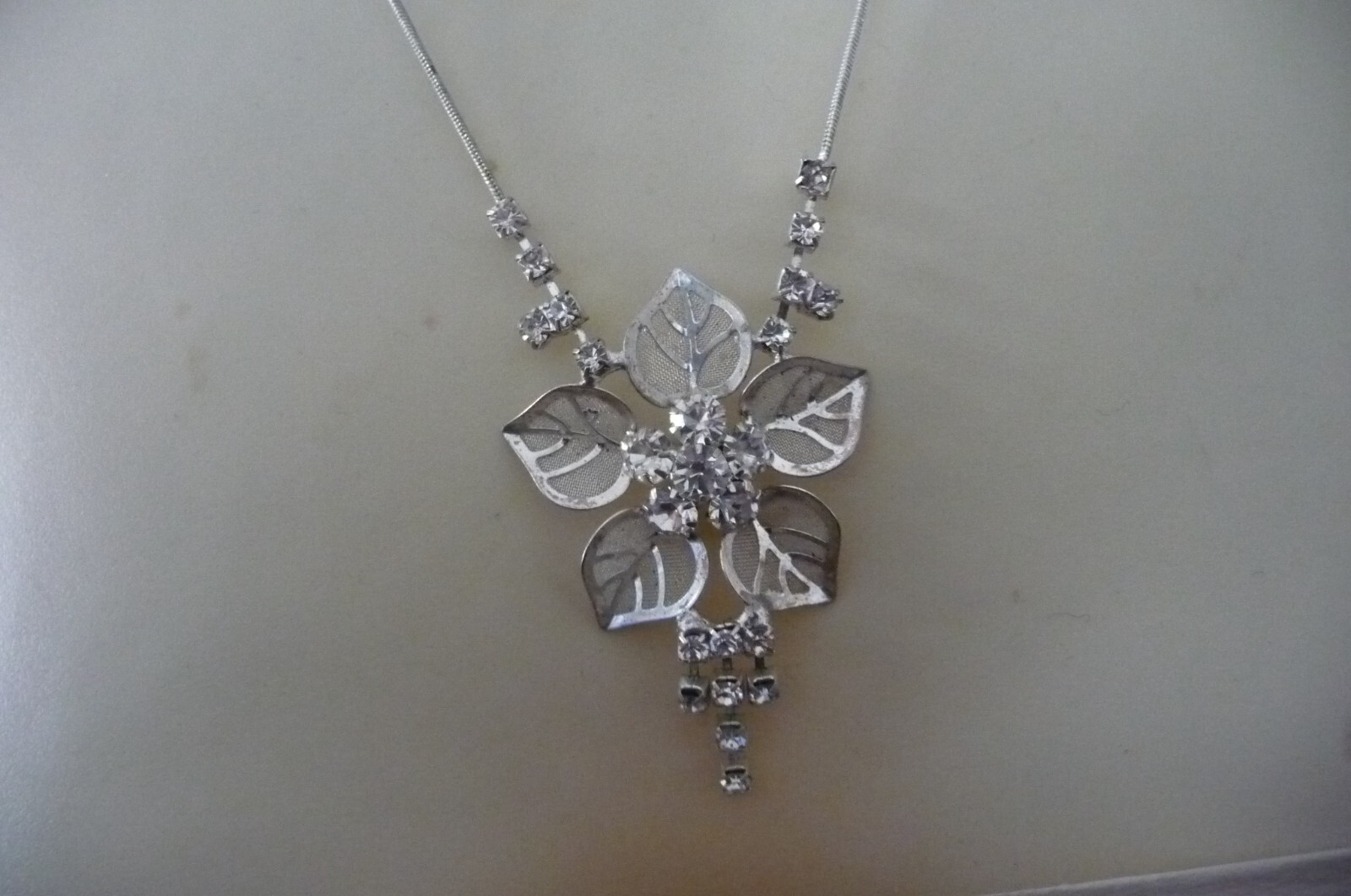 #1219A NECKLACE 10″L FINE SILVER TONE CHAIN DELICATE WHITE FLOWER W RHINESTONES