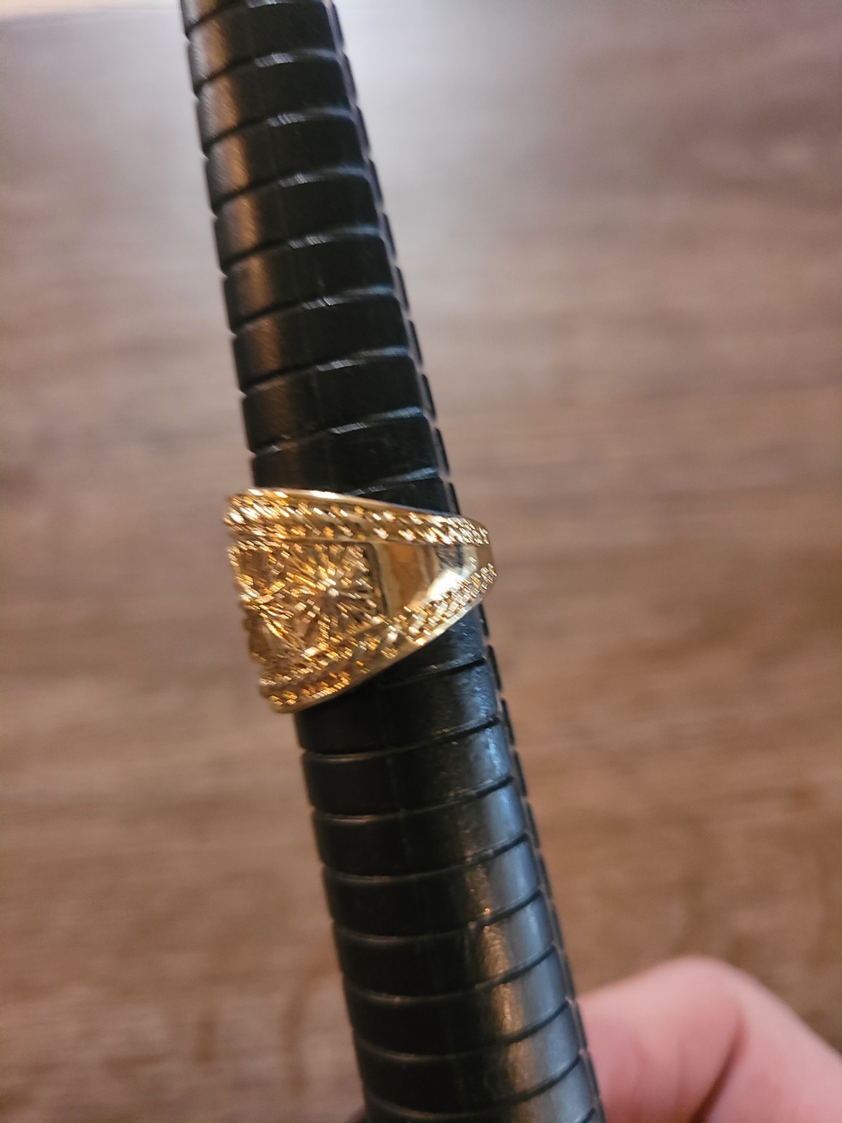 Wide Goldtone Band Ring Floral Star Design Women’s Fashion Costume Jewelry