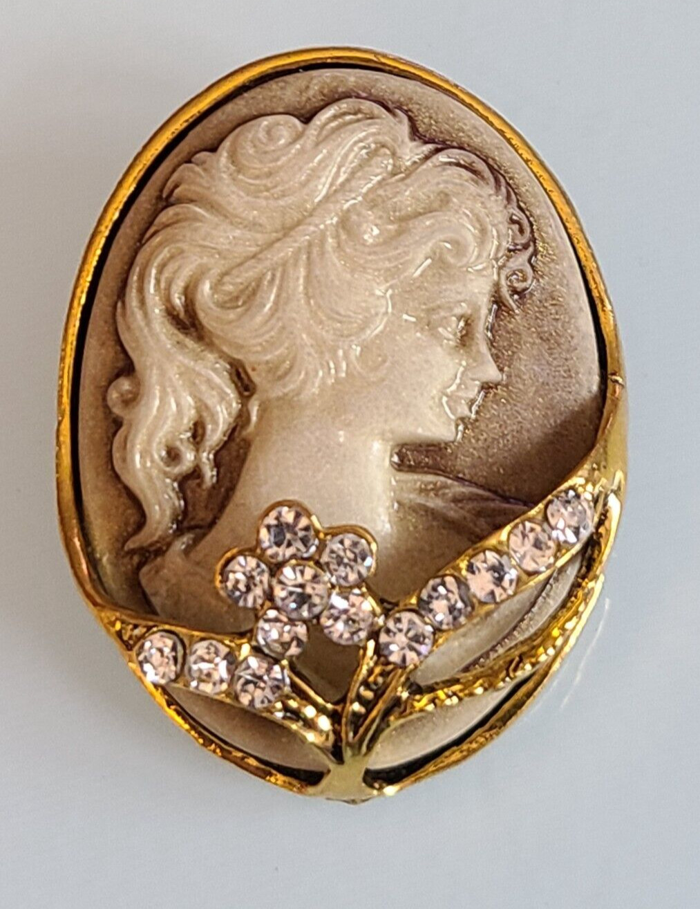 GORGEOUS 1 1/2 INCH DIMENSIONAL RESIN RHINESTONE CAMEO FLOWERS BROOCH PIN WOW