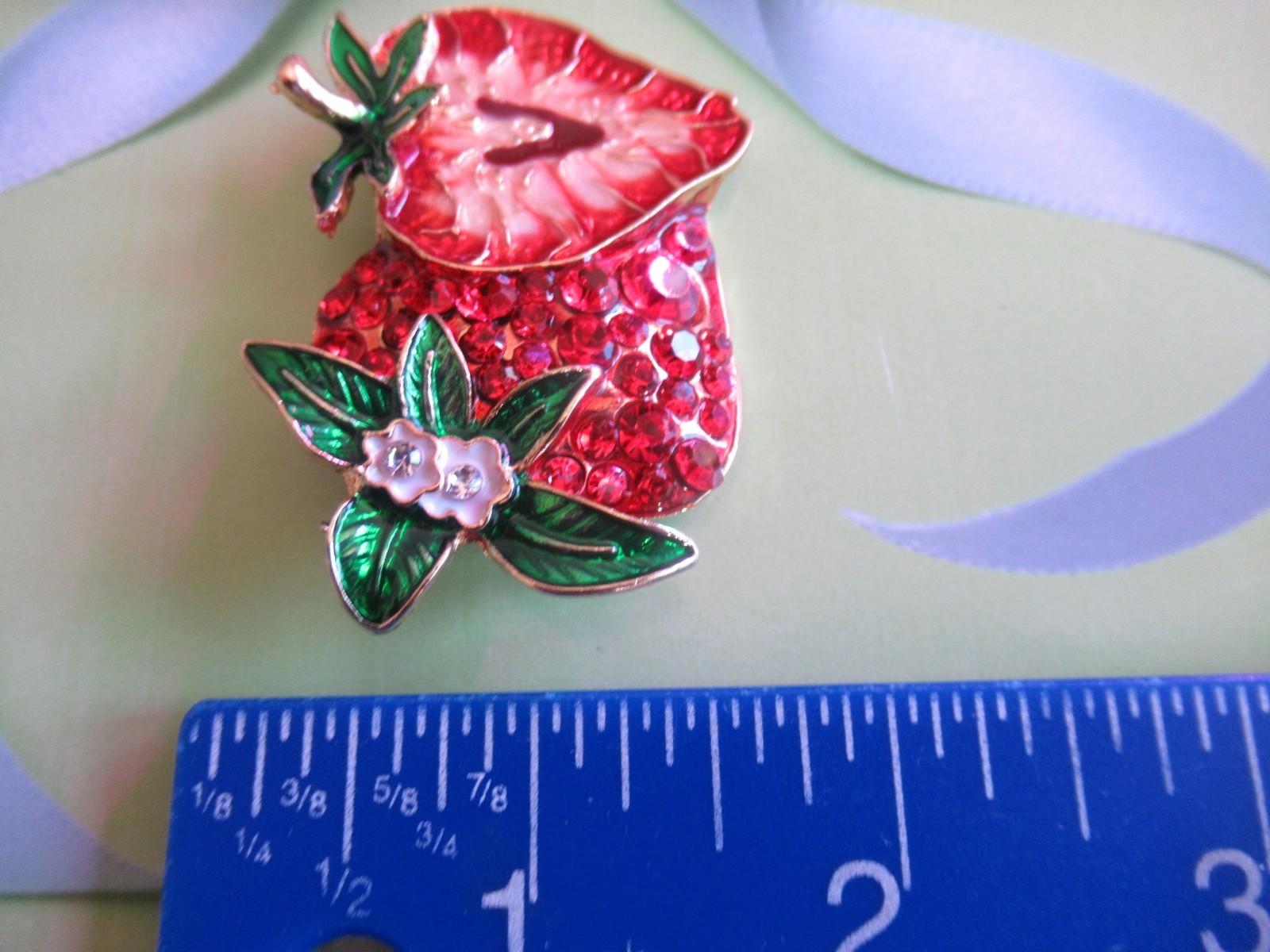 LOVEY RED CRYSTAL & ENAMEL FRUIT STRAWBERRIES SLICED STRAWBERRY BROOCH NEW