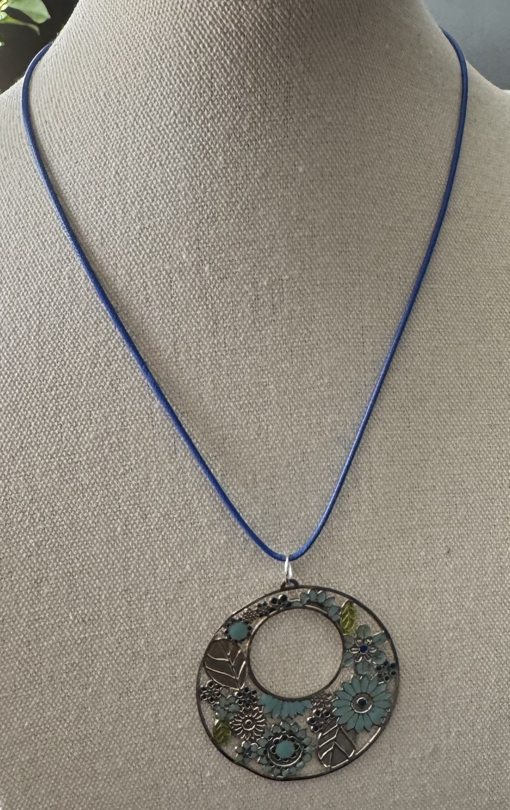 Vintage Silvertone & Blue Enamel Floral Round Pendant On Leather Cord Necklace