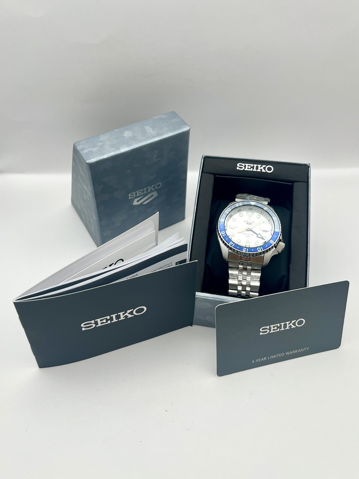 Seiko 5 Sports GMT SSK033K1 – Silver Cloud “Batman” Automatic 42.5mm 100m NEW