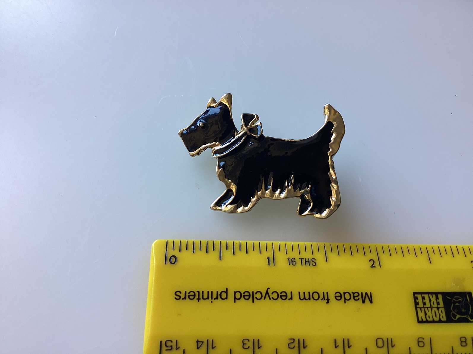AN ATTRACTIVE BLACK AND GOLD TONED ENAMEL PIN BROOCH FEATURING S SCOTTIE DOG