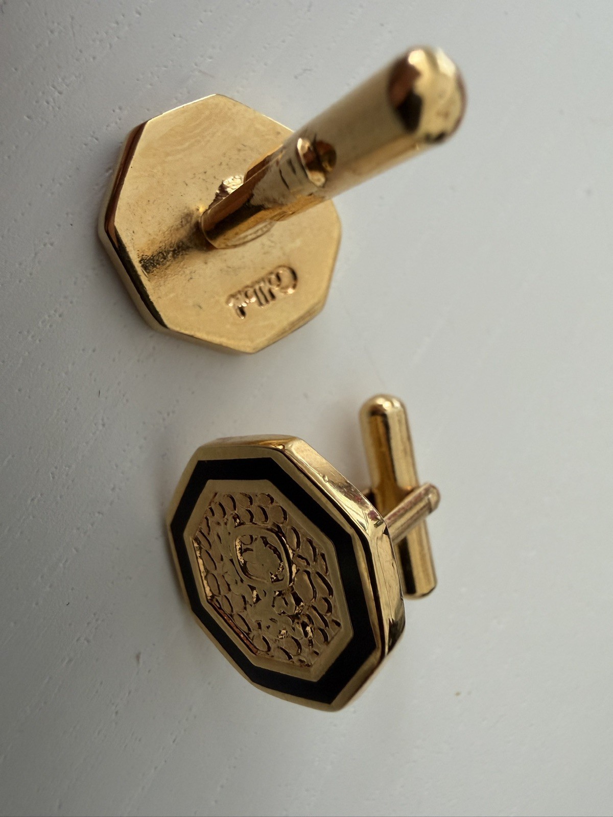 Vintage Gucci Heraldic Crest Cufflinks Gold & Black Enamel Rare Colibri Era Rare