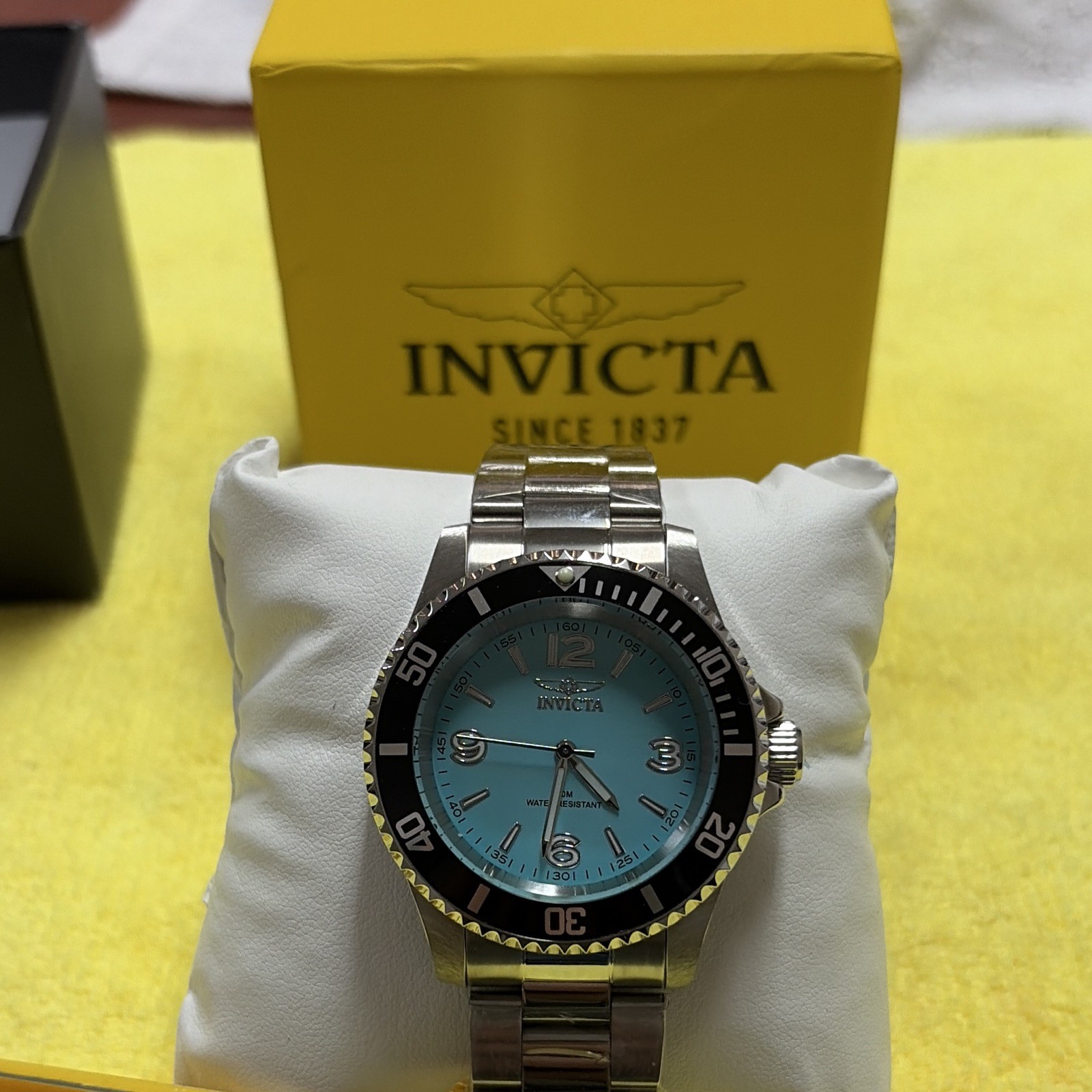 Invicta Pro Diver Men’s Quartz Diver WR 50m 40mm Blue Dial Black Bezel Box