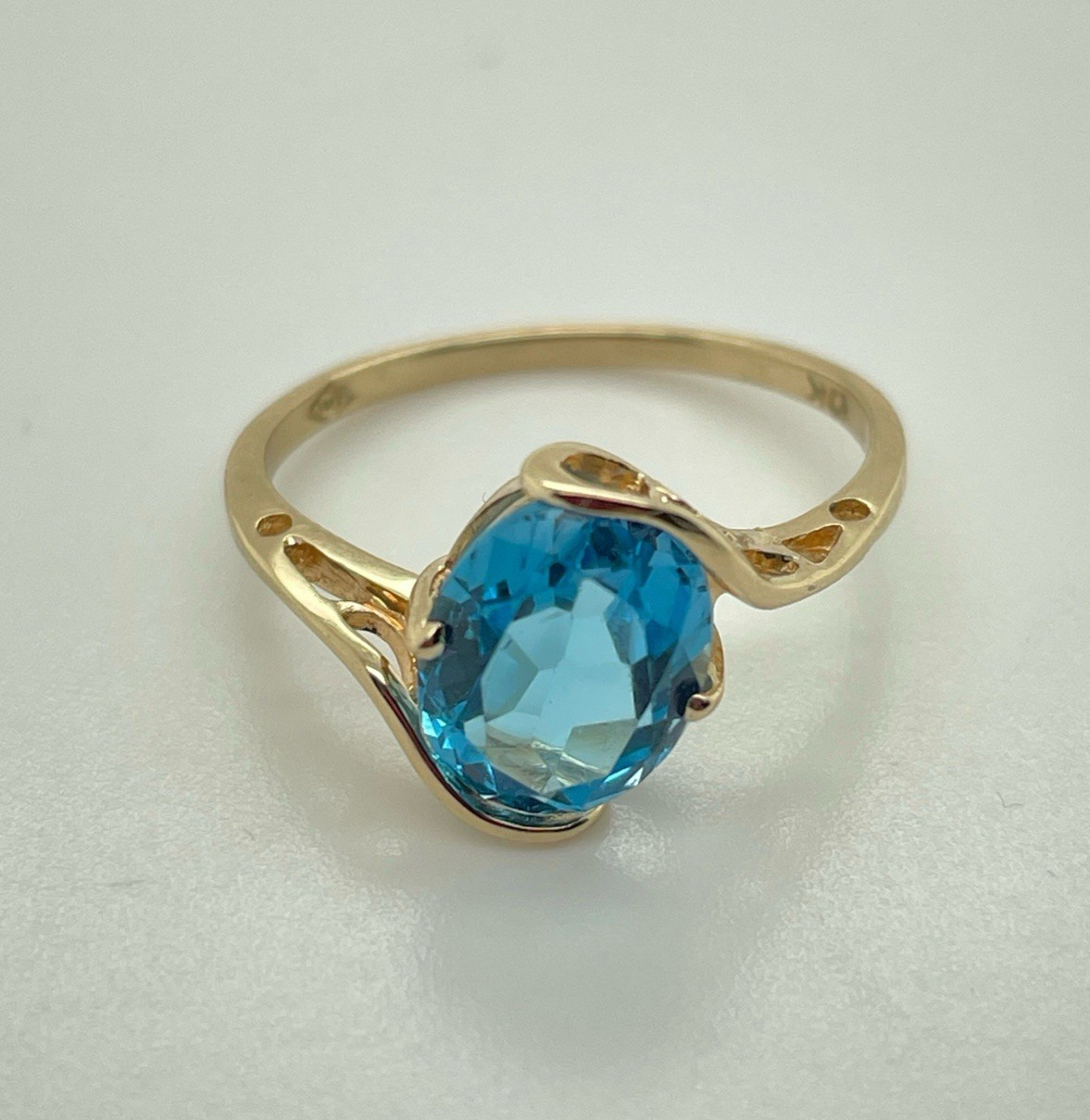 10k Yellow Gold Oval9.2mm by 7.2mm Blue Topaz Ring Size 6 1/4 – 1.7 Grams