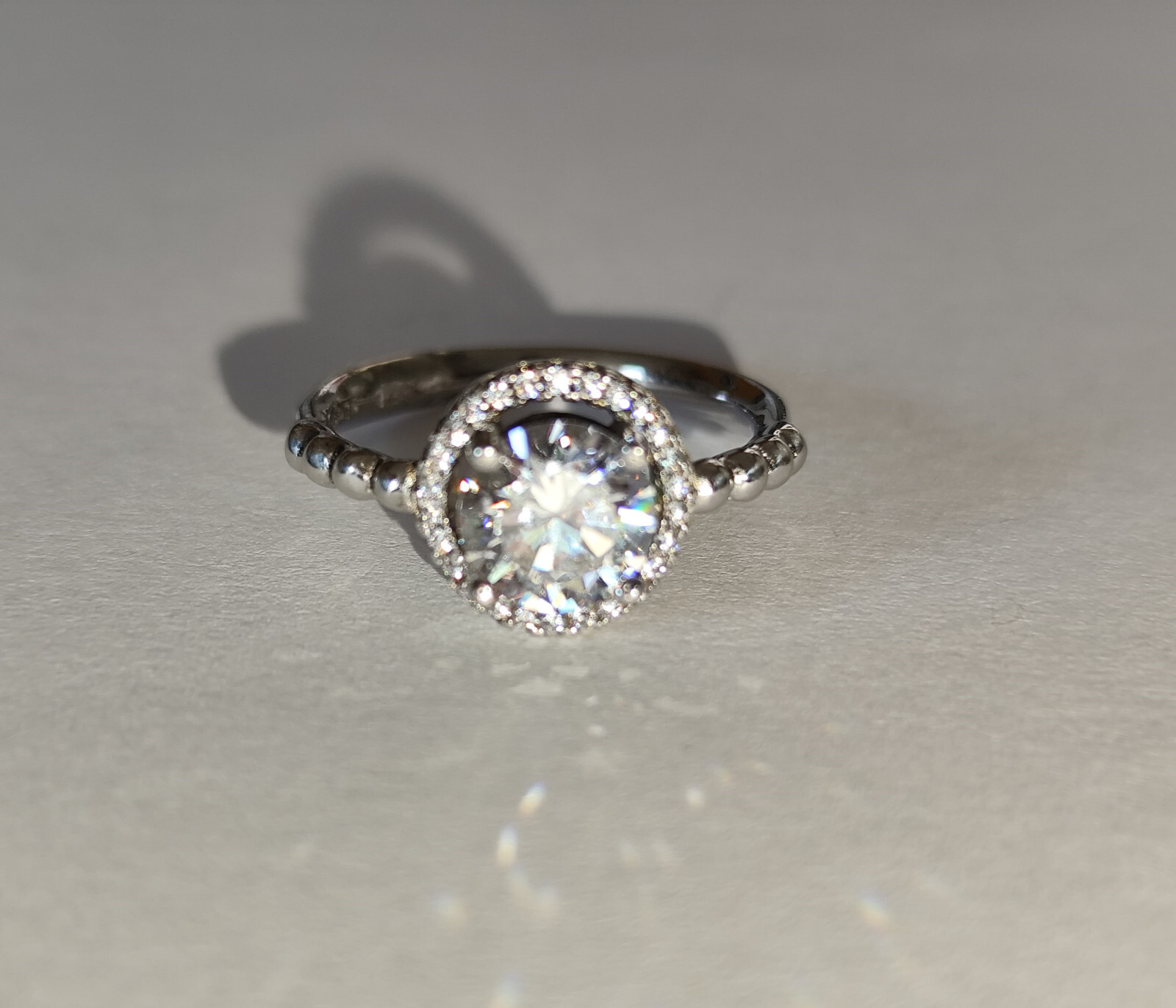 Silver ring size 52 with sparkling crystal in brilliant cut mint condition