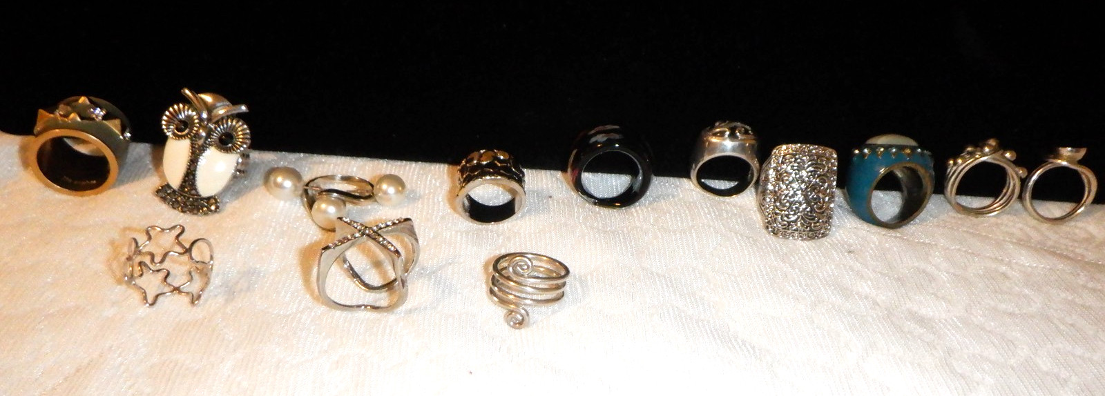 JEWELRY, 12 PIECES, RINGS, COSTUME STYLE SIZES FROM 5 TO 71/2. TWELVE PIECES.