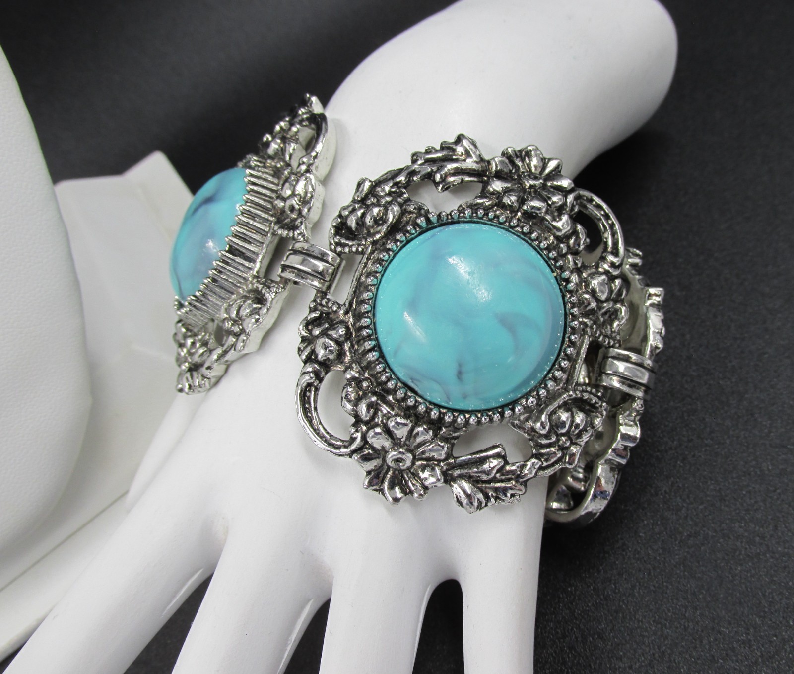 Faux Turquoise Cabochon Chunky Silver Tone Medalion Necklace Bracelet Set