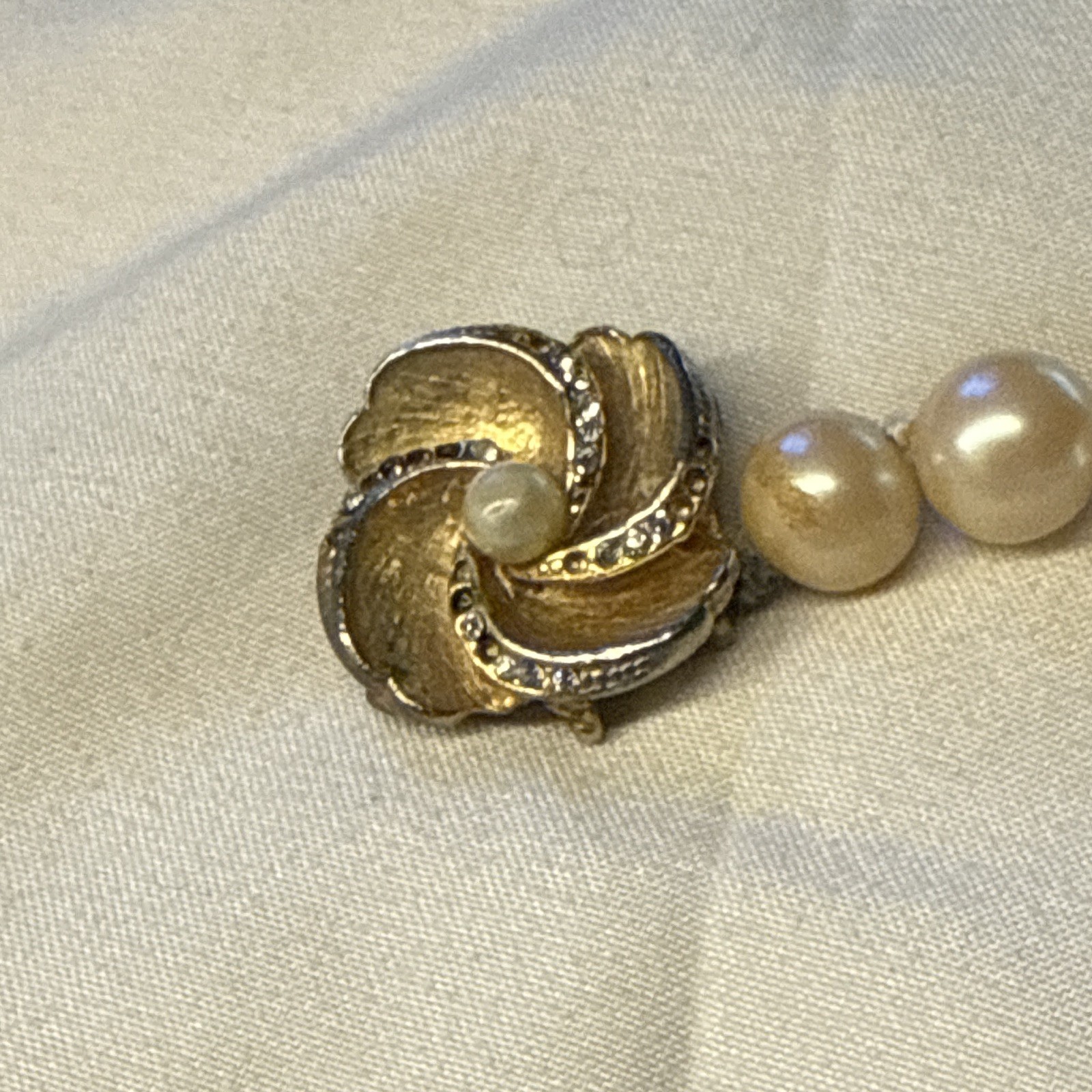 Vintage 1920s 1930s faux Pearl choker with push lock clasp – costume jewelry
