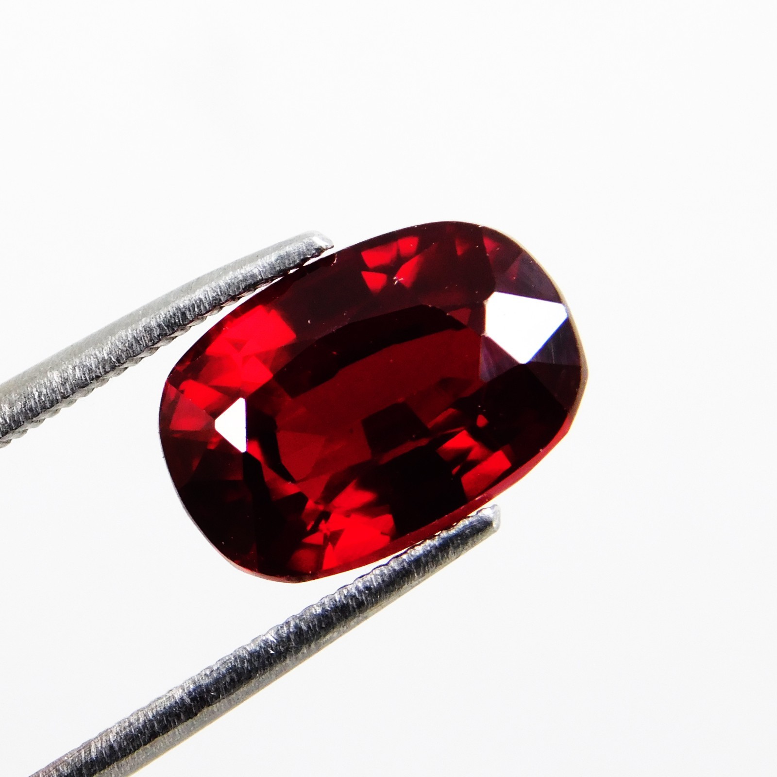 9 Ct Loupe Intense Cherry Red Umbalite Garnet From Umba Valley Tanzania