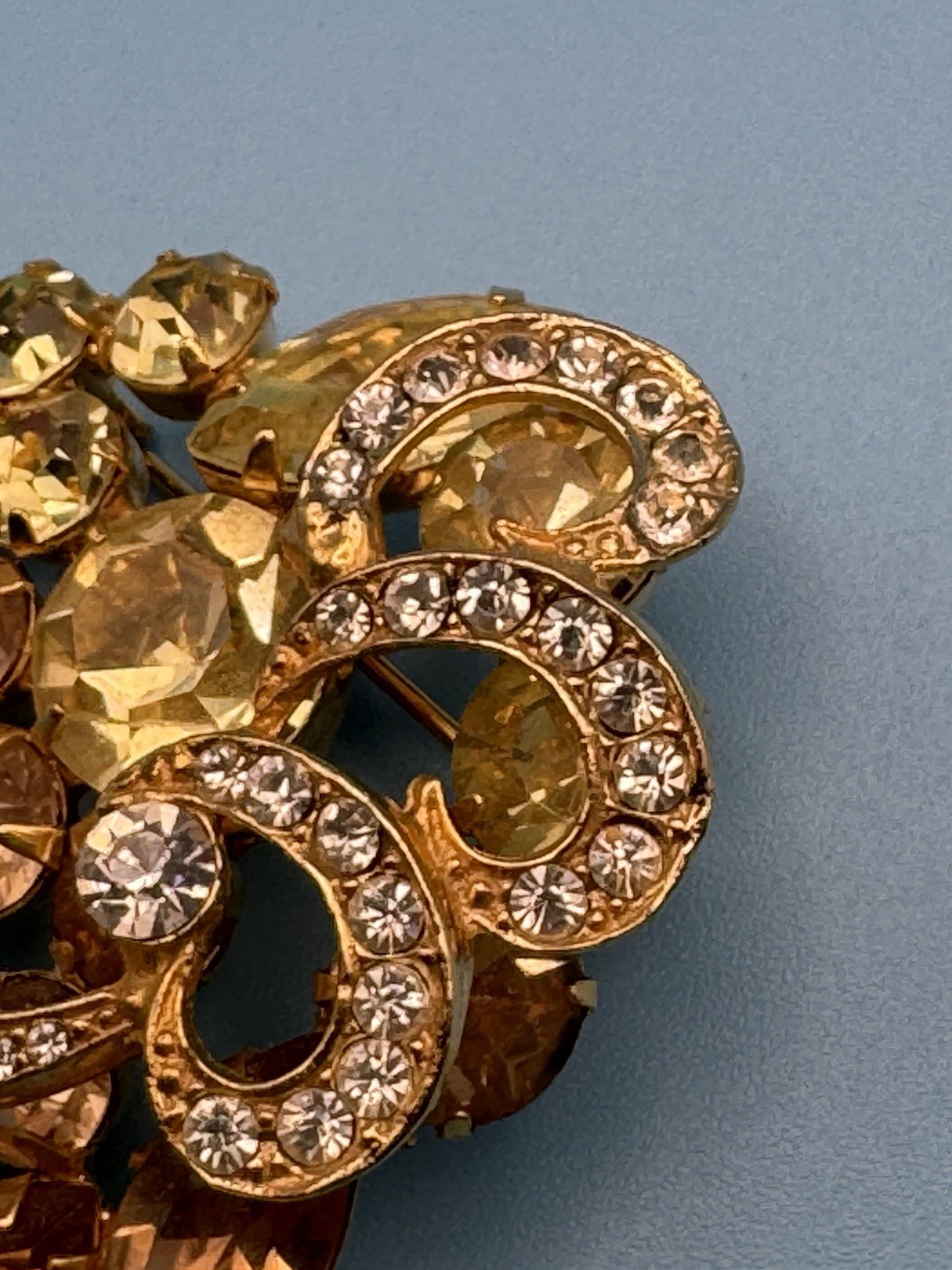 WEISS Signed Gold Tone Amber Crystal Rhinestone Flower Brooch Pin 2 in